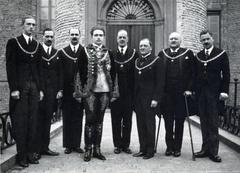 Belgium, Steenokkerzeel, Ter Ham vára, Habsburg Ottó az Aranygyapjas Rend újonnan avatott tagjaival. (b-j) Habsburg–Estei Róbert főherceg, Gottfried főherceg, Maximilian Hohenberg herceg, Habsburg Ottó, Erwein Gudenus báró, Cziráky József gróf, Károlyi József gróf, Heinrich Degenfeld gróf, 1933, Habsburg Ottó Alapítvány, ünneplő ruha, csoportkép, Fortepan #281194