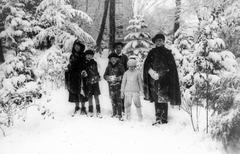 A Habsburg-gyerekek hógolyózásra készülnek, b-j: Etelka, Félix, Róbert, előtte Károly Lajos, Rudolf és Ottó, 1925, Habsburg Ottó Alapítvány, fenyőfa, Fortepan #281256