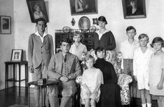 Zita gyermekeivel, hátsó sor (b-j): Róbert, Károly Lajos, Etelka, Félix, Rudolf, Sarolta, elől (b-j): Ottó, Zita, ölében Erzsébet, 1928, Habsburg Ottó Alapítvány, család, enteriőr, Fortepan #281264