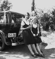 Habsburg Ottó húgai, Sarolta, Erzsébet és Etelka (b-j), 1940, Habsburg Ottó Alapítvány, automobile, girls, number plate, Fortepan #281291