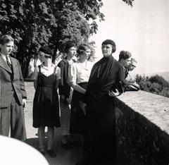 Zita gyermekeivel (b-j) Rudolf, Erzsébet, Etelka, Sarolta, Zita, Félix, Károly Lajos, 1941, Habsburg Ottó Alapítvány, anya, család, hátratett kéz, távolba tekint, fekete ruha, Fortepan #281303