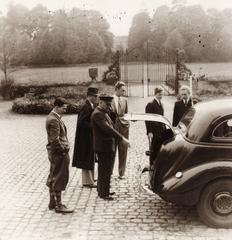 A Habsburg-fiúk autót szemlélnek, Félix, mellette két ismeretlen, Róbert, Rudolf és Károly Lajos, 1938, Habsburg Ottó Alapítvány, point a finger, Fortepan #281306