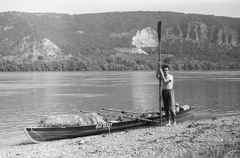 Magyarország, Duna-part Esztergom mellett, a Szamárhegy környékén. Szemben, a szlovák oldalon, a Burda hegy., 1961, Umann Kornél, kielboot, evező, sátorlap, Fortepan #28152