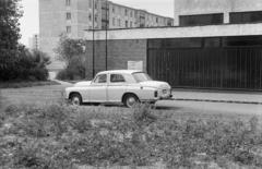 Magyarország, Budapest IX., Toronyház utca, a felvétel a 3. számú épület előtti parkolóban készült. Háttérben balra a Dési Huber utca 22. számú ház látszik. A kép forrását kérjük így adja meg: Fortepan / Budapest Főváros Levéltára. Levéltári jelzet: HU.BFL.XV.19.c.10, 1972, Budapest Főváros Levéltára / BRFK helyszínelési fényképei, BRFK Hivatala Bűnügyi Technikai Osztály, taxi, Budapest, FSO Warszawa 223, Fortepan #281536