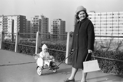 Magyarország, Budapest XIII., Lakótelep az Árpád híd pesti hídfőjétől északra., 1965, Umann Kornél, babakocsi, lakótelep, anya, Budapest, Fortepan #28175