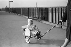 Magyarország, Budapest, Árpád híd a szigeti bejáró előtt., 1965, Umann Kornél, babakocsi, gyerek, Fortepan #28176