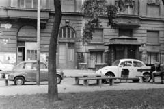 Magyarország, Budapest VII., a felvétel a Bethlen Gábor tér 3. számú ház előtt készült. A kép forrását kérjük így adja meg: Fortepan / Budapest Főváros Levéltára. Levéltári jelzet: HU.BFL.XV.19.c.10, 1971, Budapest Főváros Levéltára / BRFK helyszínelési fényképei, BRFK Hivatala Bűnügyi Technikai Osztály, Zastava 750, Volkswagen Bogár, Budapest, Fortepan #281779