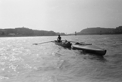 Magyarország, Budapest, Duna a Margit híd és a Széchenyi Lánchíd között, háttérben a Gellért-hegy., 1966, Umann Kornél, kajak, evezés, kielboot, Duna, Budapest, függőhíd, William Tierney Clark-terv, Klepper-márka, Fortepan #28179