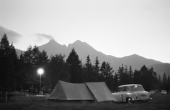 Slovakia, High Tatras, Tatranská Lomnicá, háttérben a Lomnici- és a Késmárki-csúcs, köztük a Villa-gerinc., 1968, Umann Kornél, Czechoslovakia, tent, lamp post, camping, Tatra Mountains, Fortepan #28190