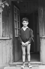 Hungary, Budapest XVIII., 1969, Umann Kornél, kid, wooden cottage, schoolbag, Budapest, school uniform, Fortepan #28195