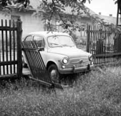 Magyarország, Budapest XVI., Batthyány utca, a lopott Zastava defekt miatt a 22. számú ház kerítését áttörte. A szeméjgépjárművet előtte a Bosnyák tér 4. szám alatti Szivárvány Áruházba történő betöréskor használták. A kép forrását kérjük így adja meg: Fortepan / Budapest Főváros Levéltára. Levéltári jelzet: HU.BFL.XV.19.c.10, 1972, Budapest Főváros Levéltára / BRFK helyszínelési fényképei, BRFK Hivatala Bűnügyi Technikai Osztály, Best of, automobil, rendszám, léckerítés, Fiat-márka, baleset, Zastava 750, Budapest, Fortepan #282009