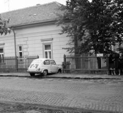 Magyarország, Budapest XVI., Batthyány utca, a lopott Zastava defekt miatt a 22. számú ház kerítését áttörte. A szeméjgépjárművet előtte a Bosnyák tér 4. szám alatti Szivárvány Áruházba történő betöréskor használták. A kép forrását kérjük így adja meg: Fortepan / Budapest Főváros Levéltára. Levéltári jelzet: HU.BFL.XV.19.c.10, 1972, Budapest Főváros Levéltára / BRFK helyszínelési fényképei, BRFK Hivatala Bűnügyi Technikai Osztály, baleset, Zastava 750, rendszám, Budapest, Fortepan #282012