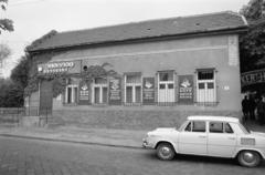 Magyarország, Budapest XXI., Zsák Hugó utca 15., Kisduna vendéglő. A kép forrását kérjük így adja meg: Fortepan / Budapest Főváros Levéltára. Levéltári jelzet: HU.BFL.XV.19.c.10, 1971, Budapest Főváros Levéltára / BRFK helyszínelési fényképei, BRFK Hivatala Bűnügyi Technikai Osztály, Skoda 1000 MB, vendéglő, Budapest, Fortepan #282046