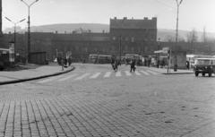 Magyarország, Budapest II.,Budapest XII., Szél Kálmán (Moszkva tér). A kép forrását kérjük így adja meg: Fortepan / Budapest Főváros Levéltára. Levéltári jelzet: HU.BFL.XV.19.c.10, 1971, Budapest Főváros Levéltára / BRFK helyszínelési fényképei, BRFK Hivatala Bűnügyi Technikai Osztály, gyalogátkelő, autóbusz, autóbuszállomás, Budapest, Fortepan #282056