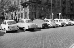 Magyarország, Budapest IX., Bakáts tér, parkoló az Assisi Szent Ferenc-templom előtt, szemben a Bakáts utca. A kép forrását kérjük így adja meg: Fortepan / Budapest Főváros Levéltára. Levéltári jelzet: HU.BFL.XV.19.c.10, 1971, Budapest Főváros Levéltára / BRFK helyszínelési fényképei, BRFK Hivatala Bűnügyi Technikai Osztály, Trabant 500, rendszám, Wartburg 311/312, Budapest, Fiat 850, Volkswagen Bogár, Trabant 601, Fortepan #282083