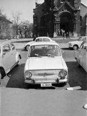 Magyarország, Budapest IX., Bakáts tér, parkoló az Assisi Szent Ferenc-templom előtt. A kép forrását kérjük így adja meg: Fortepan / Budapest Főváros Levéltára. Levéltári jelzet: HU.BFL.XV.19.c.10, 1971, Budapest Főváros Levéltára / BRFK helyszínelési fényképei, BRFK Hivatala Bűnügyi Technikai Osztály, rendszám, Budapest, Fiat 850, Fortepan #282086