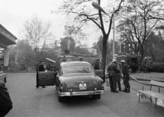 Magyarország, Városliget,Vidámpark, Budapest XIV., a tűzoltókocsik mögött a Robogó kigyulladt épülete. A kép forrását kérjük így adja meg: Fortepan / Budapest Főváros Levéltára. Levéltári jelzet: HU.BFL.XV.19.c.10, 1972, Budapest Főváros Levéltára / BRFK helyszínelési fényképei, BRFK Hivatala Bűnügyi Technikai Osztály, rendszám, tűzoltóautó, GAZ M21 Volga, Budapest, Fortepan #282095