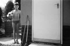 Hungary,Lake Balaton, Siófok, Balatonszabadi-Sóstó., 1985, Umann Kornél, yard, stairs, summer, boy, broom, ball, Fortepan #28240