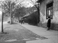 Magyarország, Budapest IX., Haller utca (Hámán Kató út) Balázs Béla utca - Telepy utca közötti szakasza, a felvétel az 56-os számú ház előtt készült. A kép forrását kérjük így adja meg: Fortepan / Budapest Főváros Levéltára. Levéltári jelzet: HU.BFL.XV.19.c.10, 1971, Budapest Főváros Levéltára / BRFK helyszínelési fényképei, BRFK Hivatala Bűnügyi Technikai Osztály, Best of, golyónyom, járda, buszmegálló, Budapest, Fortepan #282412