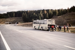 1988, Umann Kornél, erdő, színes, autóbusz, magyar gyártmány, fiatalság, Ikarus-márka, utazás, alagút, országút, Ikarus 256, domboldal, autójavítás, Hungarocamion-szervezet, Fortepan #28255