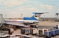 Franciaország, Párizs, Orly repülőtér. Előtérben a MALÉV TU-154 B-2 típusú utasszállító repülőgépe., 1989, Umann Kornél, közlekedés, színes, szovjet gyártmány, repülés, repülőgép, MALÉV légitársaság, Tupoljev-márka, Tupoljev Tu-154, Ford Fiesta, Fiat Uno, Fortepan #28265