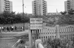 A kép forrását kérjük így adja meg: Fortepan / Budapest Főváros Levéltára. Levéltári jelzet: HU.BFL.XV.19.c.10, 1972, Budapest Főváros Levéltára / BRFK helyszínelési fényképei, BRFK Hivatala Bűnügyi Technikai Osztály, vasúti átkelő, lakótelep, Fortepan #282655