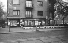 Magyarország, Budapest XIV., Thököly út 78. számú ház a Stefánia (Népstadion) út sarkán. A kép forrását kérjük így adja meg: Fortepan / Budapest Főváros Levéltára. Levéltári jelzet: HU.BFL.XV.19.c.10, 1972, Budapest Főváros Levéltára / BRFK helyszínelési fényképei, BRFK Hivatala Bűnügyi Technikai Osztály, könyvesbolt, golyónyom, virágtartó, vendéglátás, Budapest, Fortepan #283069