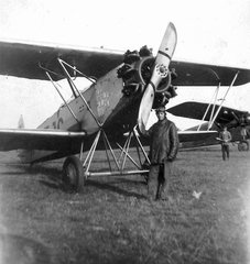 Fokker C.V.D típusú felderítő repülőgép (Weiss Manfréd gyártmány). Háttérben egy Caproni Ca-101 bombázó/szállító repülőgép., 1930, Gál Tamás, közlekedés, magyar gyártmány, repülőgép, olasz gyártmány, MKHL, repülőtér, Fokker-márka, Weiss Manfréd-márka, licenc, Caproni-márka, Weiss-Manfréd-Fokker C.V, Caproni Ca.101, biplán, Fortepan #28308