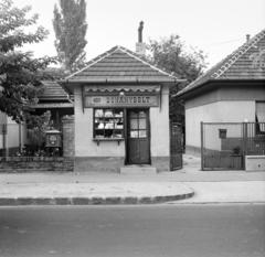 A kép forrását kérjük így adja meg: Fortepan / Budapest Főváros Levéltára. Levéltári jelzet: HU.BFL.XV.19.c.10, 1972, Budapest Főváros Levéltára / BRFK helyszínelési fényképei, BRFK Hivatala Bűnügyi Technikai Osztály, trafik, postaláda, üzletportál, Fortepan #283219