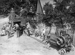 Slavia 4HP motorral hajtott, Mlada Boleslavban készült cséplőgép., 1936, Jurányi Attila, threshing machine, threshing, belt drive, Fortepan #28324