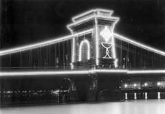 Magyarország, Budapest, Széchenyi Lánchíd, díszkivilágítás az Eucharisztikus Világkongresszus alkalmával., 1938, Major György, vallás, híd, díszkivilágítás, függőhíd, William Tierney Clark-terv, Fortepan #28335