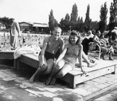 Hungary, Hajdúszoboszló, strand., 1939, Saly Noémi, beach, smile, summer, sitting with hands on knees, Fortepan #28357