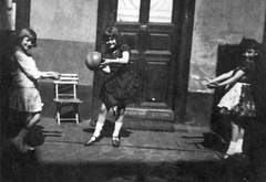 Hungary, Óbuda, Budapest III., 1927, Saly Noémi, free time, kid, smile, girl, toy, posture, ball, Budapest, three people, skirt, close-cropped, Fortepan #28358