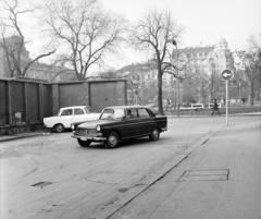 Magyarország, Budapest V., Miatyánk utca, háttérben az Erzsébet (Engels) tér, távolabb a József Attila utca melleti házak láthatók.. A kép forrását kérjük így adja meg: Fortepan / Budapest Főváros Levéltára. Levéltári jelzet: HU.BFL.XV.19.c.10, 1972, Budapest Főváros Levéltára / BRFK helyszínelési fényképei, BRFK Hivatala Bűnügyi Technikai Osztály, Peugeot 404, rendszám, automobil, jelzőtábla, Moszkvics 412, Budapest, Fortepan #283844