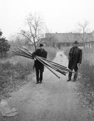 A kép forrását kérjük így adja meg: Fortepan / Budapest Főváros Levéltára. Levéltári jelzet: HU.BFL.XV.19.c.10, 1971, Budapest Főváros Levéltára / BRFK helyszínelési fényképei, BRFK Hivatala Bűnügyi Technikai Osztály, Best of, kézben tartani, cső, Fortepan #283871