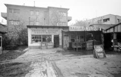 Magyarország, Budapest XII., Apor Vilmos (Lékai János) tér, piac. Háttérben balra a tér 13 számú társasháza. A kép forrását kérjük így adja meg: Fortepan / Budapest Főváros Levéltára. Levéltári jelzet: HU.BFL.XV.19.c.10, 1971, Budapest Főváros Levéltára / BRFK helyszínelési fényképei, BRFK Hivatala Bűnügyi Technikai Osztály, Best of, húsbolt, felirat, lapostető, piac, Budapest, Fortepan #283895