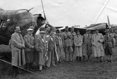 Magyarország, A felvétel a debreceni 3/5. "Uz Bence" bombázószázad Caproni Ca-135 bis/U típusú bombázó repülőgépe előtt készült., 1940, Saly Noémi, kalap, egyenruha, csoportkép, repülőgép, MKHL, távcső, bricsesz, repülőtér, Caproni-márka, ballonkabát, Caproni Ca.135, Fortepan #28396