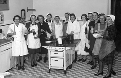 Hungary, Budapest VI., Bajcsy-Zsilinszky (Vilmos császár) út 3., a Budapest Székesfőváros Gázmüvei bemutatóterme, főzőtanfolyam., 1941, Saly Noémi, tableau, women, fireplace, kitchen, pot, apron, headscarf, boiler, gas meter, gas stove, Budapest, Fortepan #28398