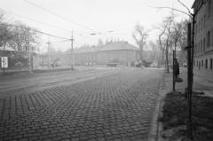 Magyarország, Budapest VIII., Orczy (Mező Imre) út, a felvétel Május 1 Ruhagyár előtt készült. Szemben az Elnök utcából hajtanak ki a gépjárművek. A kép forrását kérjük így adja meg: Fortepan / Budapest Főváros Levéltára. Levéltári jelzet: HU.BFL.XV.19.c.10, 1971, Budapest Főváros Levéltára / BRFK helyszínelési fényképei, BRFK Hivatala Bűnügyi Technikai Osztály, ZIL 555 MMZ, Budapest, Fortepan #283995