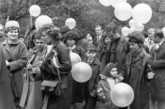 Magyarország, Városliget, Budapest XIV., 1971, Saly Noémi, zászló, felvonulás, léggömb, Budapest, Fortepan #28400