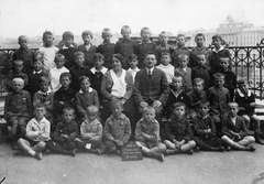 Hungary, Budapest I., Czakó utcai községi elemi iskola, csoportkép egy másodikos osztályról. A kép hátterében a budai Vár., 1927, Saly Noémi, school, class photo, Budapest, glasses, arms crossed over the chest, boys, Fortepan #28401