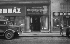 Magyarország, Budapest VII., Király (Majakovszkij) utca, balra a 35-37. szám alatti BÁV Műszaki Áruház, jobbra a 33. számú épületben a Rákospalotai Bőr- és Műanyagfeldolgozó Vállalat Bőrdíszmű üzlete. A kép forrását kérjük így adja meg: Fortepan / Budapest Főváros Levéltára. Levéltári jelzet: HU.BFL.XV.19.c.10, 1971, Budapest Főváros Levéltára / BRFK helyszínelési fényképei, BRFK Hivatala Bűnügyi Technikai Osztály, bőrdíszműves, Budapest, Fortepan #284021