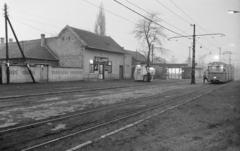 Magyarország, Budapest XX., Előd utca, falatozó ás hírlapárus pavilon a 31-es villamos végállomásánál. A kép forrását kérjük így adja meg: Fortepan / Budapest Főváros Levéltára. Levéltári jelzet: HU.BFL.XV.19.c.10, 1971, Budapest Főváros Levéltára / BRFK helyszínelési fényképei, BRFK Hivatala Bűnügyi Technikai Osztály, Best of, sínpálya, büfé, villamos, pavilon, téglakerítés, FVV CSM-2/CSM-4, végállomás, Budapest, Fortepan #284227