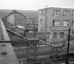 Magyarország, Budapest XIX., Kispest vasútállomás, a felvétel a Liszt Ferenc utca - Hofherr Albert (Vöröscsillag) utca közötti gyalogosfelüljáróról készült. Háttérben a Vörös Csillag Traktorgyár üzemcsarnoka. A kép forrását kérjük így adja meg: Fortepan / Budapest Főváros Levéltára. Levéltári jelzet: HU.BFL.XV.19.c.10, 1971, Budapest Főváros Levéltára / BRFK helyszínelési fényképei, BRFK Hivatala Bűnügyi Technikai Osztály, Budapest, felüljáró, Fortepan #284346