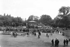 Magyarország, Városliget, Budapest XIV., a Székesfővárosi Zenekar hangversenye az Iparcsarnok előtti zenepavilonban. Háttérben Mátrai Lajos György szobrászművész alkotása, a Sió tündér regéje szoborcsoport és szökőkút (1896)., 1933, Bor Dezső, Budapest, Fortepan #284351