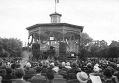 Hungary, Budapest XIV., a Székesfővárosi Zenekar jubileumi, 1000. hangversenye az Iparcsarnok előtti zenepavilonban, 1933. július 8-án. A karmester Bor Dezső., 1932, Bor Dezső, audience, Budapest, Fortepan #284353