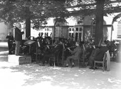 Magyarország, Budapest V., Károlyi kert, a Székesfővárosi Zenekar hangversenye, a karmester Bor Dezső., 1936, Bor Dezső, Best of, zenekar, karmester, Budapest, koncert, Fortepan #284355