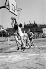 Magyarország, Pécs, Verseny utca, a Pécsi Vasutas Sportkör (PVSK) sporttelepe. Háttérben a vasútállomás., 1955, Bihari Erzsébet-Németh Tamás Lajos, kosárlabda, nők, kosárlabda palánk, Fortepan #284377