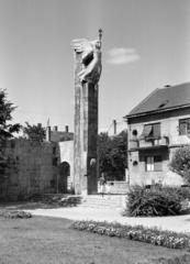 Hungary, Székesfehérvár, Prohászka liget, Prohászka Ottokár emlékműve (Ohmann Béla, 1943.). Háttérben a Lakatos utca 17-es számú ház látható., 1956, Bihari Erzsébet-Németh Tamás Lajos, Fortepan #284389