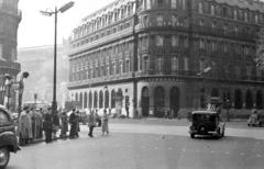 Franciaország, Párizs, szemben a Boulevard Haussmann és a Rue Halévy sarok, balra háttérben az Opera., 1955, Bihari Erzsébet-Németh Tamás Lajos, gyalogátkelő, Fortepan #284395